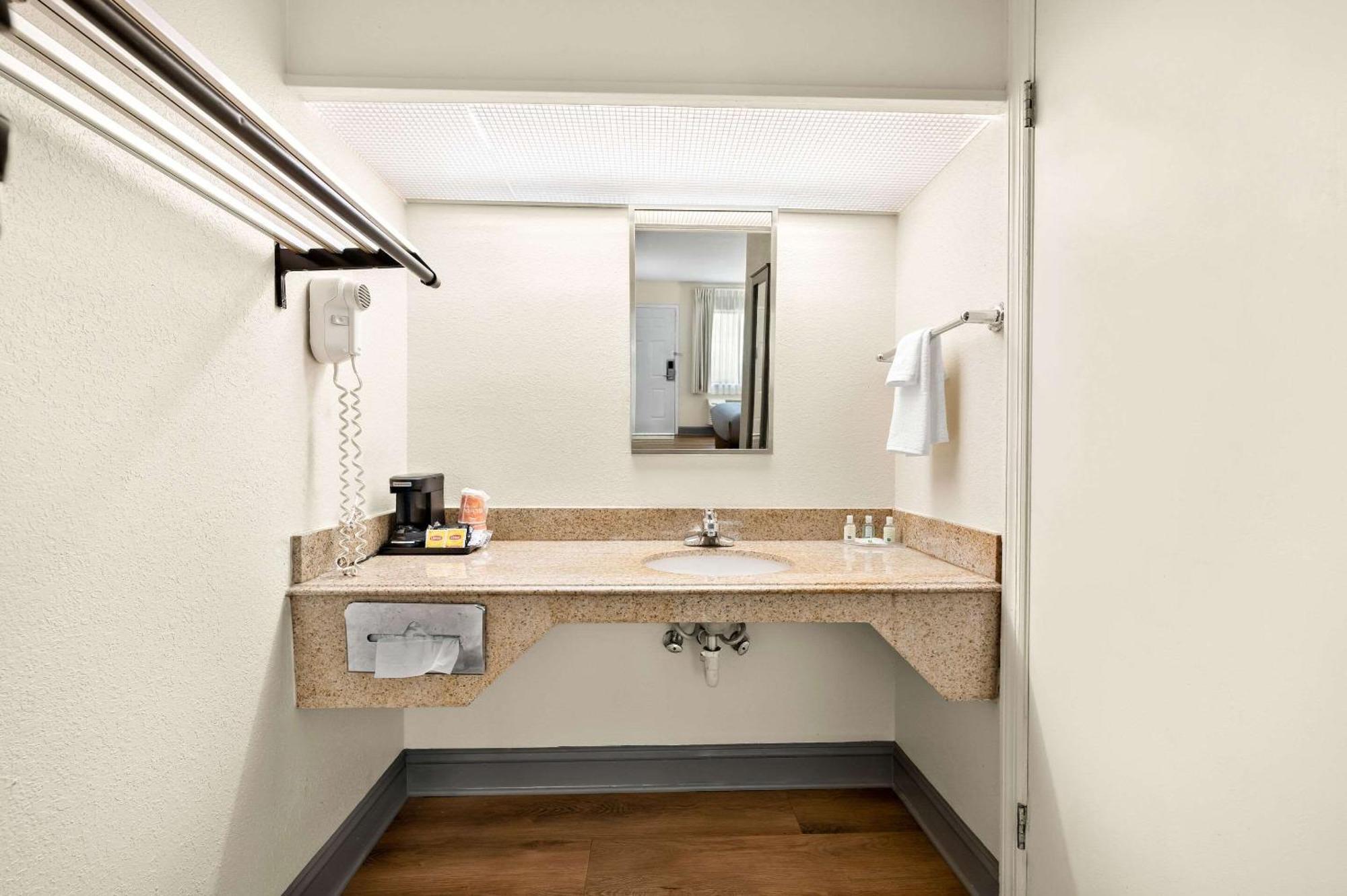 Quality Inn Pelham I-65 Exit 246 Εξωτερικό φωτογραφία