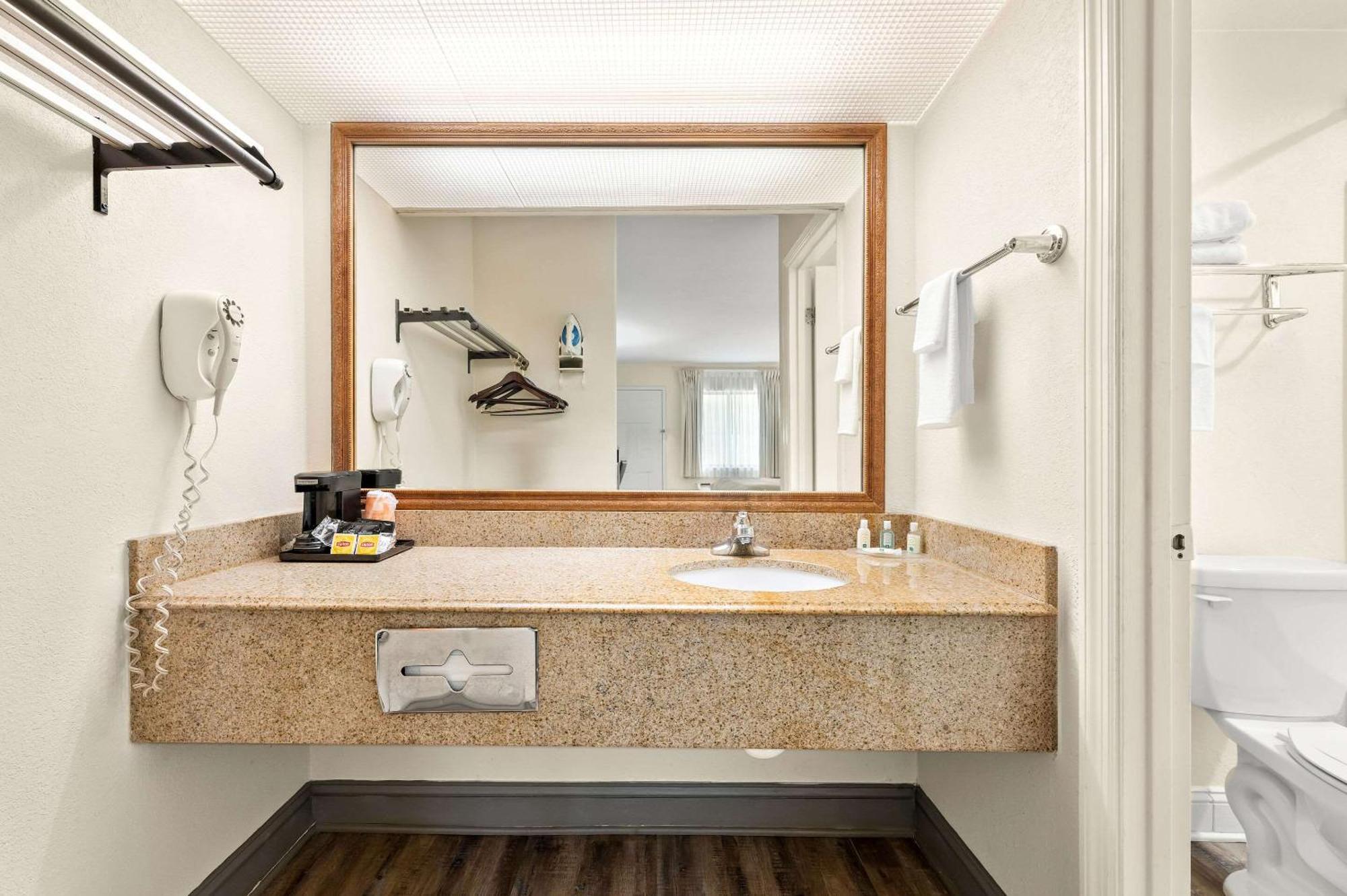 Quality Inn Pelham I-65 Exit 246 Εξωτερικό φωτογραφία