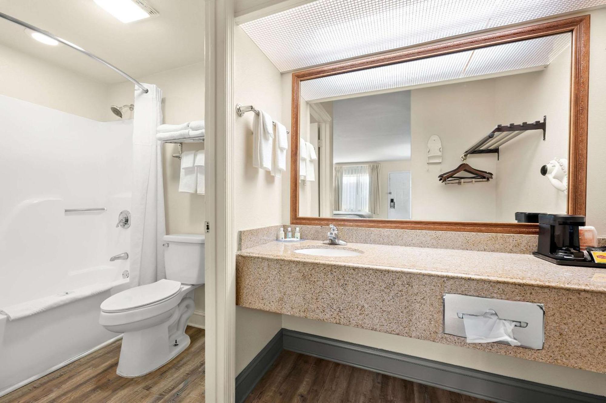 Quality Inn Pelham I-65 Exit 246 Εξωτερικό φωτογραφία